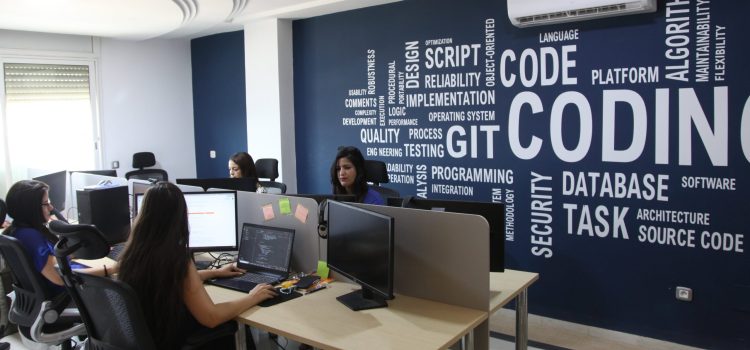 Groupe de collègues divers souriants dans un environnement de travail inclusif