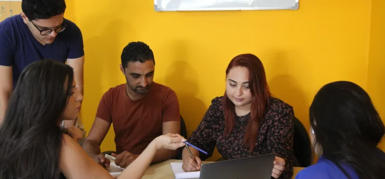 Employés en formation lors d'une session de développement professionnel en entreprise